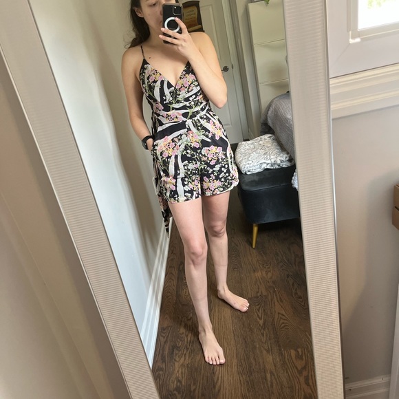 Printed romper with adjustable straps - Picture 2 of 7